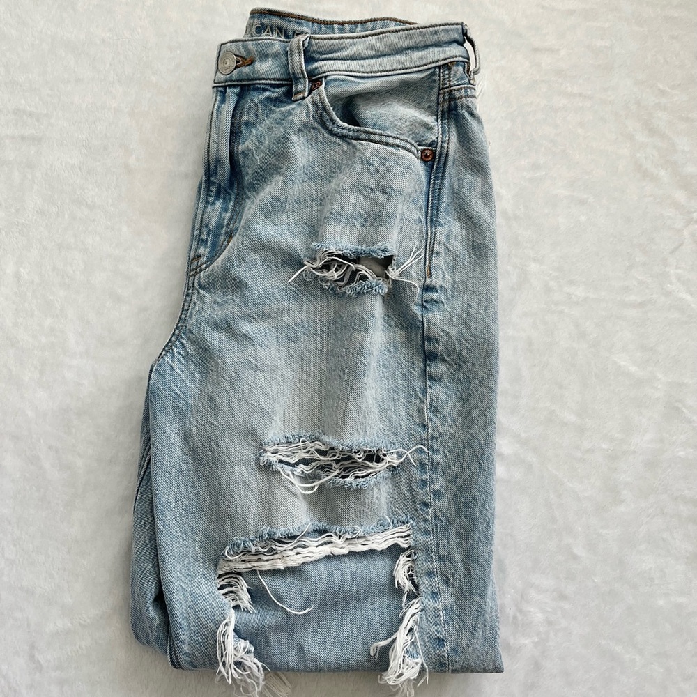 American Eagle Mom/Boyfriend Ripped Jeans (Light Wash)